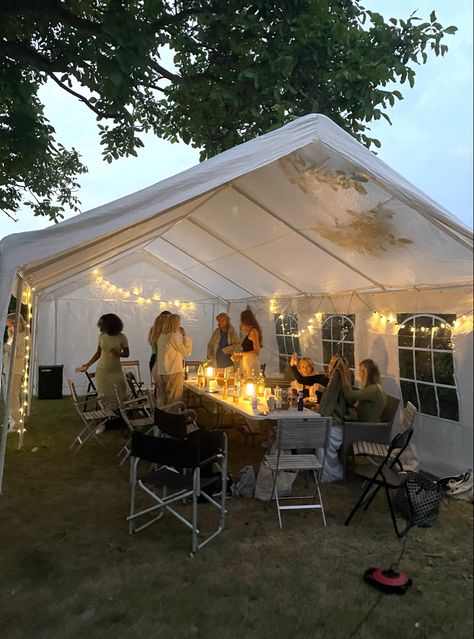 Outside Set Up, Have Fest, Garden Grad Party, Outdoor Birthday Party Ideas, Uk Parties, Tent Party, 17th Birthday Ideas, Backyard Birthday Parties, 20th Birthday Party