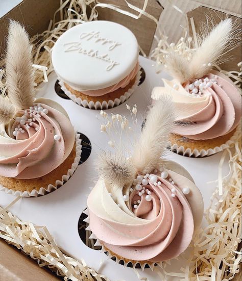 Boho Cake And Cupcakes, Boho Desserts Ideas, Pampas Cupcakes, Boho Gender Reveal Cupcakes, Boho Style Cupcakes, Boho Chic Cupcakes, Boho Treats Ideas, Boho Bridal Shower Cupcakes, Boho Baby Shower Cupcakes Girl