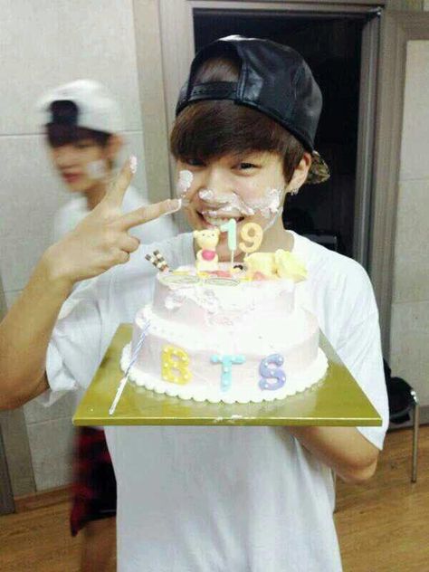 Jimin 19th birthday cake 19th Birthday Cakes, Bts Cake, Jimin Birthday, Buku Harry Potter, Jimin Selca, Bts Birthdays, 17 Kpop, Putao, 19th Birthday