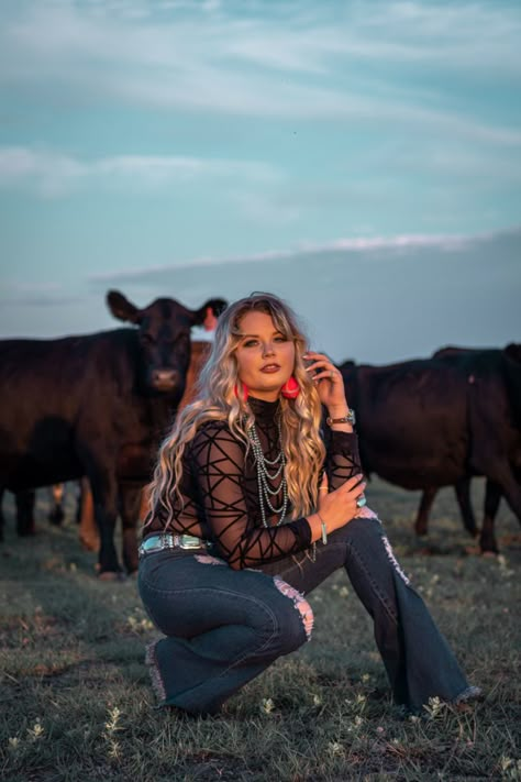 Diy Western Photo Shoot, Boho Senior Pictures Outfits Country, 21st Birthday Photoshoot Country, Cowgirl Senior Pictures Ideas Outfit, Western Boutique Photoshoot, Western Sr Pictures, Fall Western Senior Pictures, Western Senior Photoshoot Ideas, Western Poses For Women