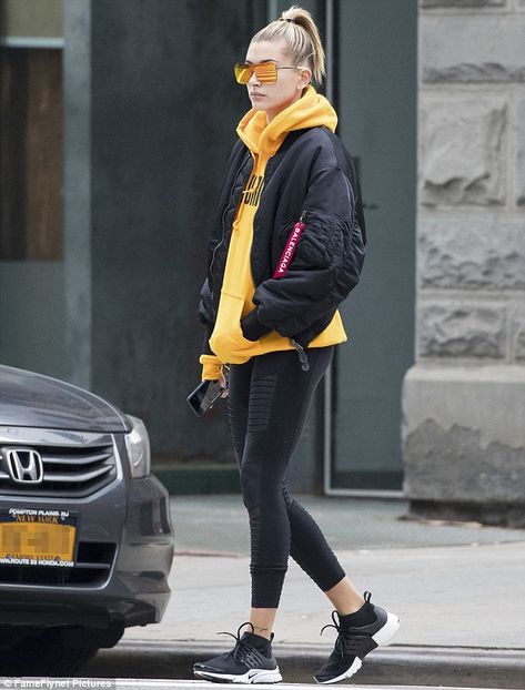 Outfit Poses, Hooded Sweater Coat, Gigi Hadid Outfits, Athleisure Trend, Orange Hoodie, Moda Chic, Street Snap, Jacket Outfit, Hailey Baldwin