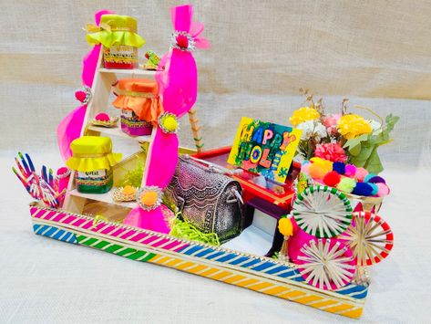 Holi Gift Hamper Ideas, Holi Gift Packing Ideas, Holi Packing Ideas, Holi Hamper Packing, Teej Festival Packing Ideas, Teej Decorations, Holi Packaging, Holi Hampers, Holi Decoration