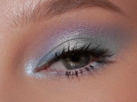 blue and purple shimmer eyeshadow Aesthetic Blue Eyeshadow, Blue Eye Make Up Aesthetic, Shimmer Blue Eye Makeup, Light Blue And Purple Eye Makeup, Frosty Eyeshadow 90s, Sparkly Blue Eye Makeup, Blue Iridescent Makeup, Frosted Eyeshadow 90s, Silver Shimmer Eyeshadow