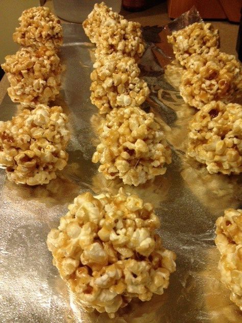 Tennessee Recipes, Popped Sorghum, Homemade Popcorn Balls, Caramel Balls, Halloween Popcorn Balls, Vegan Popcorn, Popcorn Balls Recipe, Vegan Xmas, Christmas Candies