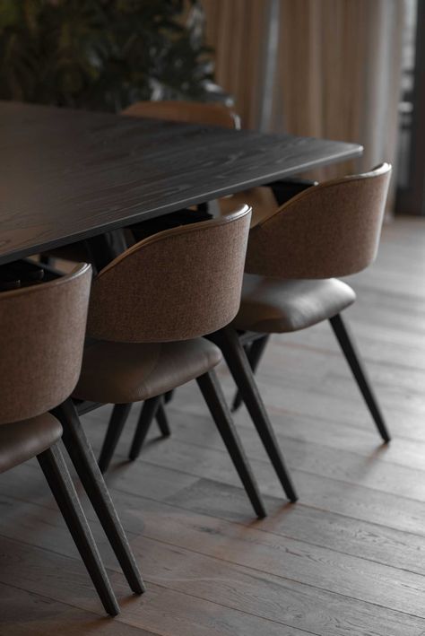 This open-plan dining room has a mirrored wall and features the Luana chair from Piztola, with its dark wood and leather tones, adding a touch of sophistication. Brown Chair Dining Table, Dark Modern Dining Room, Brown Dinner Table, Dark Wood Dining Room, Dinner Table Chairs, Modern Apartment Interior, Hidden Lighting, Dark Modern, Ceiling Detail