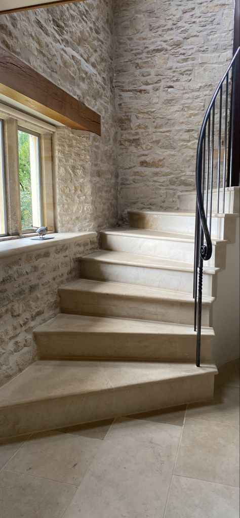 Stone Staircases Indoor, Stone Interior Stairs, Limewash Stairs, Stone Wall Staircase, Stone Stairs Indoor, Stepenice Unutrasnje, Country House Stairs, Old Stone Houses Interior, Microcement Stairs