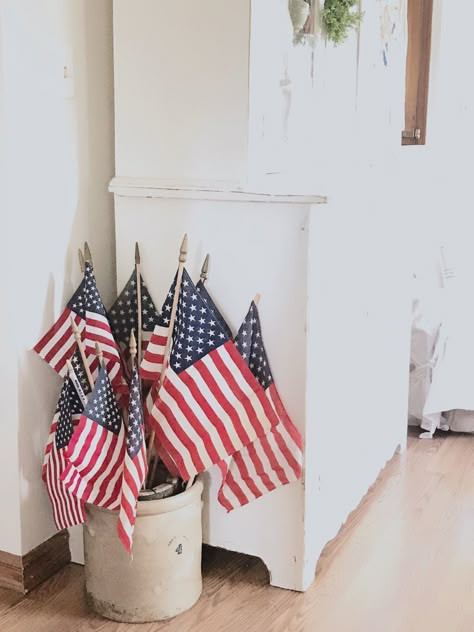 Fourth Of July House Exterior, Fourth Of July House Decorations, Boho 4th Of July Decor, Summer Home Decor Living Room, Fourth Of July Porch, Farmhouse 4th Of July Decor, Americana Kitchen, Modern Americana, 4th Of July Decor