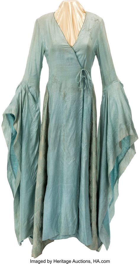 Sansa Stark (Sophie Turner) Aqua Kimono from Game of Thrones (HBO® | Lot #89101 | Heritage Auctions Game Of Thrones Nightgown, Sansa Stark Outfits, Game Of Thrones Princess, Sansa Stark Dress, Sansa Dress, Sansa Stark Costume, Game Of Thrones Fashion, Westeros Fashion, Game Of Thrones Dress