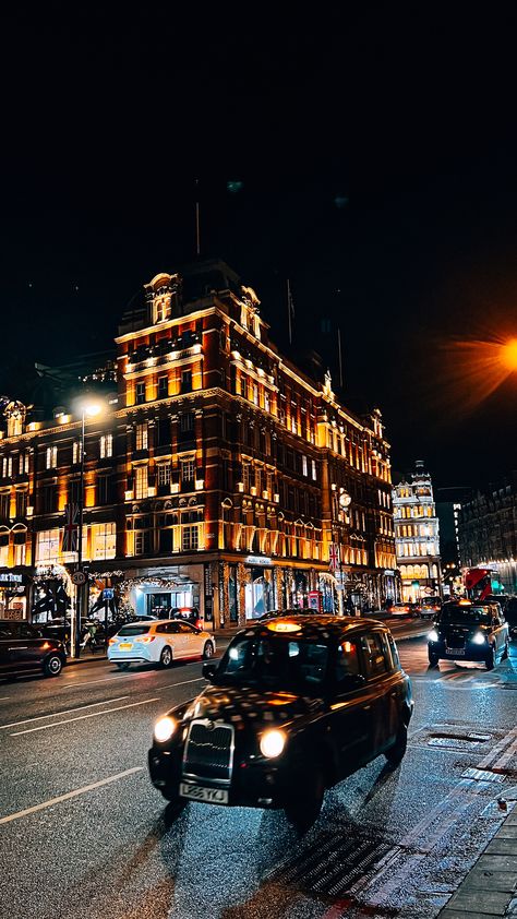 London Cars Aesthetic, London Lights, London Black Cab, London Cab, Holiday Shoot, Rainy Street, London Wallpaper, Nyc Night, London Vibes