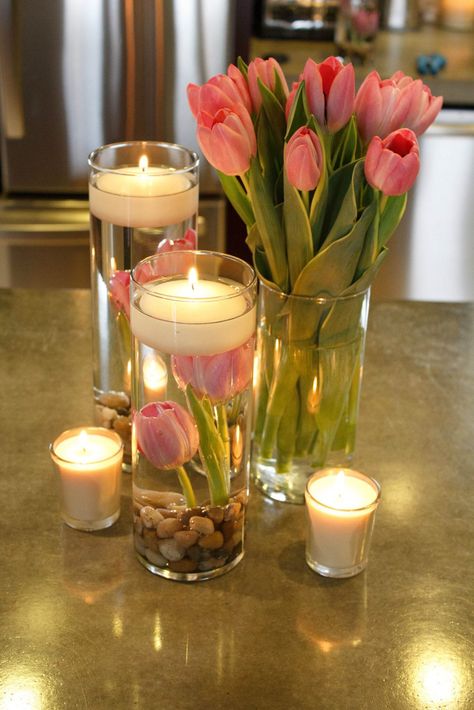 Floating Flower Centerpieces Diy, Floating Candles Decoration Ideas, Flowers In Floating Candles, Floating Candle Centerpieces Birthday Party, Centerpieces With Tulips, Tulips Table Centerpieces, Tulips Decoration Wedding, Spring Candle Centerpieces, Cheap Floral Centerpieces Diy