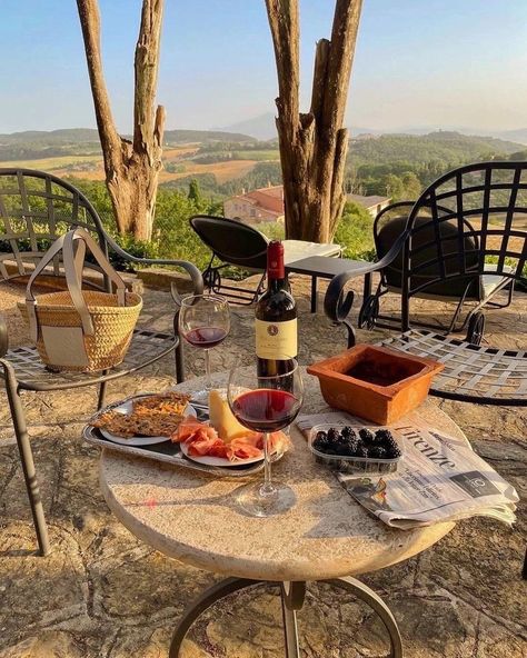 Tuscany Wineries, Tuscany Aesthetic, Italy Farmhouse, Tuscany Wine, Italian Aesthetic, Italian Countryside, Italy Aesthetic, Coffee Aesthetic, Lifestyle Aesthetic