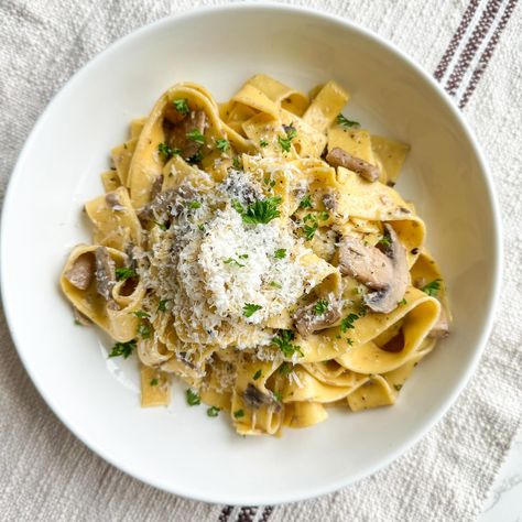 Miso Mushroom Pasta for Meatless Monday! This pasta is so rich with umami flavor from the miso paste and mushrooms, and it’s so easy, you’ll have to throw this one on the dinner rotation. Serves 2-3 Ingredients Mushroom Medley White Miso Paste Heavy cream Pappardelle pasta (or pasta of choice) Parmesan cheese Parsley for garnish (optional) Boil a large pot of water and cook the pappardelle pasta for 6-7 min, reserving 1/2 cup pasta water. In a large pan, add a tablespoon of butter and coo... Pasta With Wild Mushrooms, Fettuccine Recipes, Pappardelle Pasta, Diner Recept, Creamy Mushroom Sauce, Spread Recipes, Mushroom Pasta, Creamy Mushrooms, Wild Mushrooms