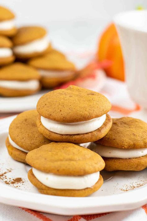 Moist, soft, and perfectly spiced, these Pumpkin Whoopie Pies are filled with sweet cream cheese frosting. Packed with just the right amount of pumpkin flavor and warm spices, they are a delicious treat for the fall! Chocolate Pizzelle Recipe, Pumpkin Whoopie Pie Recipe, Whoopie Pie Filling, Pizzelle Recipe, Dessert Light, Whoopie Pie Recipe, Pumpkin Whoopie Pies, Pie Cupcakes, Sandwich Cookie