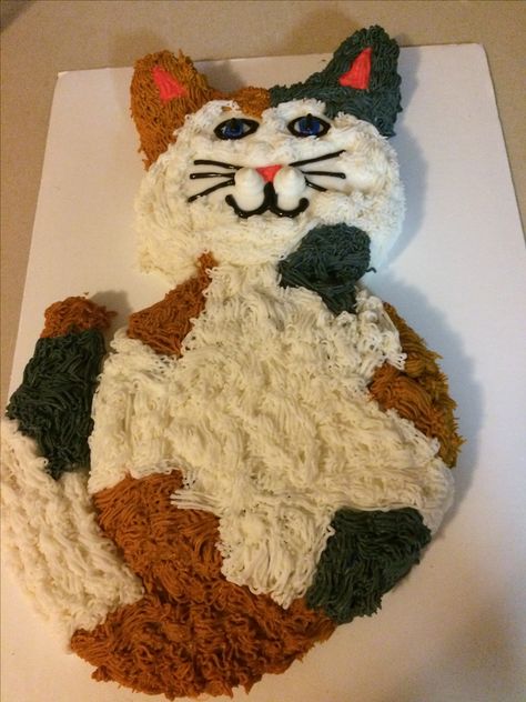 Calico cat cake Calico Cat Cake, Cat Shaped Cake, Cat Bday, Ray Peat, Cat Cakes, Funny Cakes, Cat Themed Birthday Party, Cupcake Art, Cat Ideas