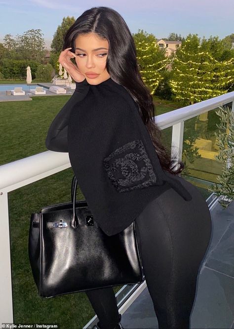 Kylie Jenner flaunts her shapely backside while on the balcony of her $6M mansion | Daily Mail Online Stylizacje Kylie Jenner, Moda Kylie Jenner, Kylie Jenner Fans, Look Kylie Jenner, Kylie Jenner Photos, Looks Kylie Jenner, Trajes Kylie Jenner, Estilo Kylie Jenner, Kylie Jenner Look