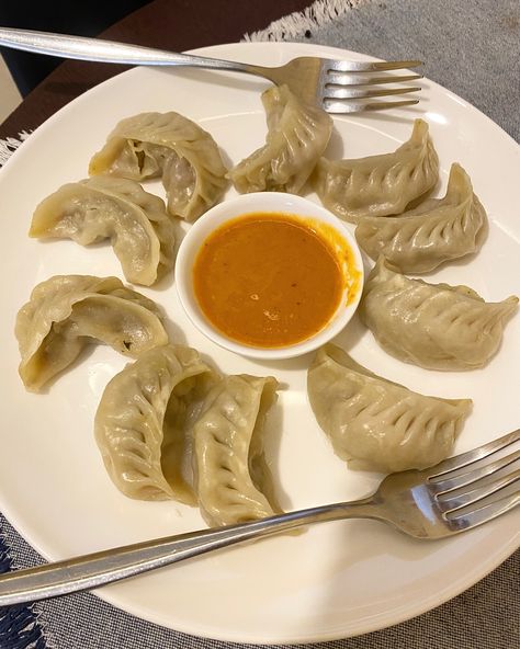 #momo #chicken #steam #recipe #dumplings #foryoupage #eat #tasty #yummy Steamed Soup Dumplings, Aesthetic Dumplings, Recipe Dumplings, Momo Food, Steamed Momos, Vegetarian Snacks Recipes, Food Babe, Vegetarian Snacks, Food Poster Design