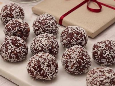 Truffles With Condensed Milk, Condensed Milk Truffles, Condensed Milk Recipes Easy, Chocolate Balls Recipe, Truffle Recipe Easy, Easy Truffles, Truffles Recipe, Condensed Milk Recipes, Recipes Christmas