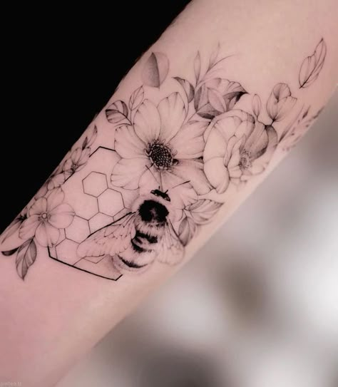 Bee And Flower Tattoo, Honeycomb Tattoo, Lillies Tattoo, Bumble Bee Tattoo, Insect Tattoo, Wildflower Tattoo, Floral Tattoo Sleeve, Airbrush App, Floral Tattoo Design