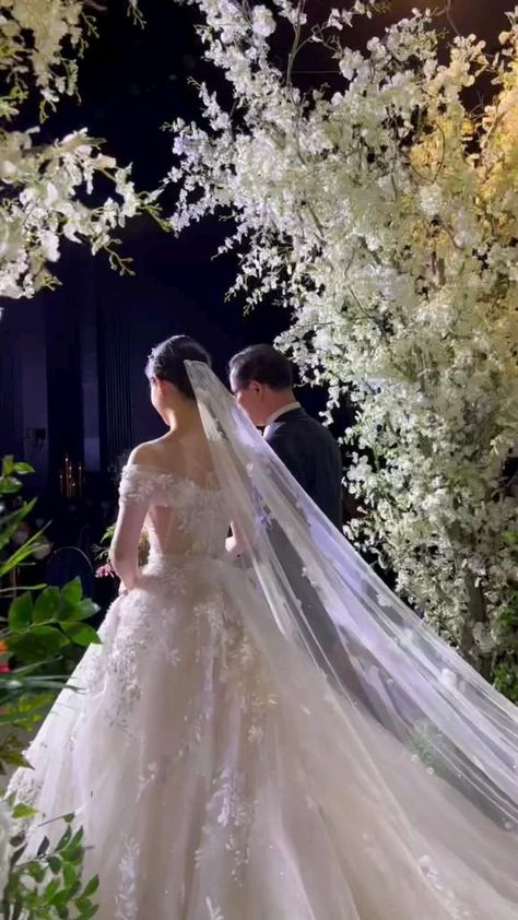 Cathedral Length Wedding Dress, Video Pernikahan, Korean Bride, Casual Bridal Dress, Wedding Korea, Wedding Walk, Korean Wedding Dress, Wedding Ambiance, Dream Wedding Reception