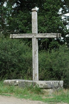 How to Make a Wooden Easter Cross 4x4 Crafts, Wooden Crosses Diy, Wood Crosses Diy, Cross Garden, Outdoor Cross, Wood Fence Gates, Rustic Wood Cross, Prayer Garden, Healing Hugs