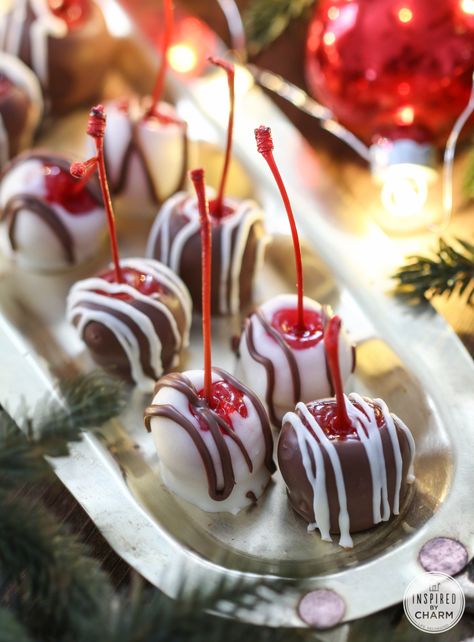 Spiked Cherries, Inspired By Charm, Boozy Desserts, Chocolate Covered Cherries, Köstliche Desserts, Homemade Candies, Christmas Snacks, Christmas Cocktails Recipes, Fun Treats