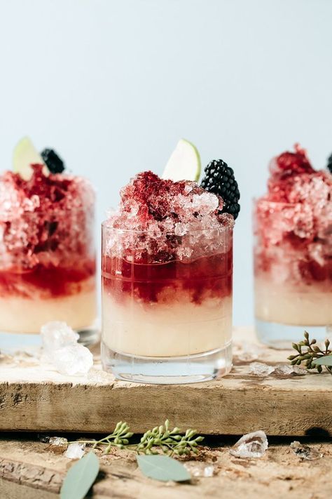 Every year, Dry January becomes more and more popular. Here are our favorite 20 non-alcoholic mocktails to spice up your month. Bramble Cocktail, Dry January, Non Alcoholic Cocktails, Alcoholic Cocktails, Friends Diy, Mocktail Recipe, Month Gifts, Julia Child, Delicious Cocktails