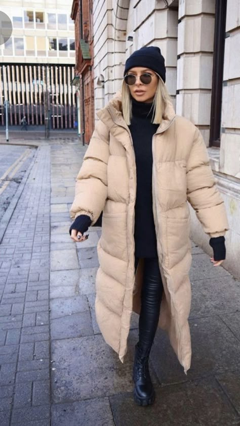 Long Tan Puffer Jacket Outfit, Cream Puffer Jacket Outfit, Long Puffer Jacket Outfit, Puffer Coat Outfit, Beige Puffer Jacket, Cream Puffer Jacket, Beige Puffer, Winter Jacket Outfits, Mode Mantel