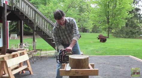 Chainsaws aren't very exact, but still the best tool to cut logs and telephone poles flat. Outdoor Workspace, Woodworking Projects Ideas, Instagram Thoughts, Barn Wood Crafts, Woodworking Power Tools, Woodworking Inspiration, Easy Wood Projects, Woodworking Hand Tools, Wood Working Gifts