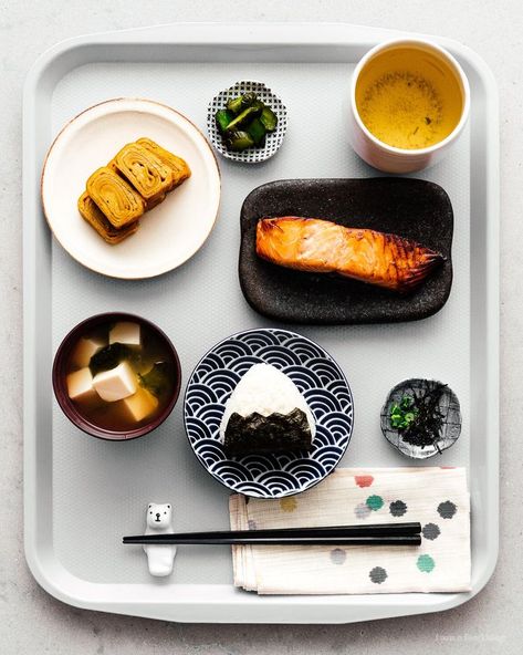 Spice up breakfast! Read this guide to cooking the perfect teishoku Japanese breakfast set: rice, salmon, miso soup, pickles, and tamagoyaki for a fun brunch option this summer! Japanese Teishoku, Traditional Japanese Breakfast, Japanese Breakfast Traditional, Japanese Breakfast, Food Japan, Japan Traditional, Recipe Breakfast, Makanan Diet, Japanese Cooking