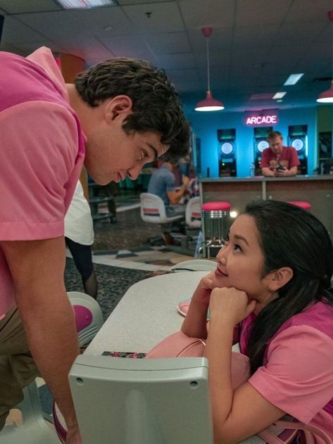 Romcom Movies, Peter Kavinsky, Jean Peters, Lara Jean, T Shirt Female, Tv Couples, Movie Couples, Photo Couple, Romantic Movies