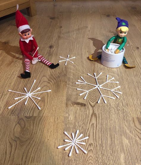 Cotton Bud Snowflakes, Elf On The Shelf Qtip Snowflake, Elf Snowflakes, Elf Ideas Easy, Elf Shelf, Elf Me, Holiday Inspo, Elf Activities, Elf Ideas