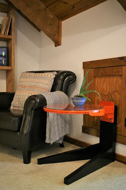 This unique side table is made from an old BASKETBALL HOOP! Fun for a sports loving teen or a man cave. Diy Man Cave, Diy Bedroom Decor For Teens, Old Basketball, Boys Room Diy, Bedroom Design Diy, Rustic Home Offices, Basketball Goal, Unique Side Table, Home Bar Accessories