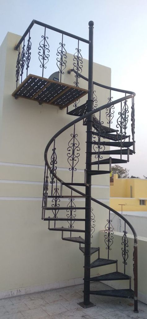 Iron Round Stairs Design, Spiral Steps Design, Round Steps Stairs, Lader Designs, Round Staircase Railing Design, Steel Grill Design For Stairs, Steel Window Grill Design Modern, Round Staircase Design, Spiral Ladder