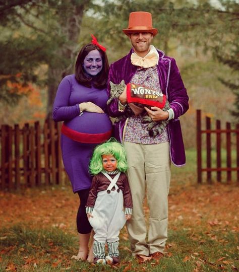 And this momma who transformed into Violet Beauregarde from Charlie and the Chocolate Factory with the help of her fetus. Halloween Costumes You Can Make, Family Themed Halloween Costumes, Pregnancy Costumes, Pregnant Halloween Costumes, Halloween Parejas, Happy Halloweenie, Themed Halloween Costumes, Fairy Halloween Costumes, Halloween Coustumes