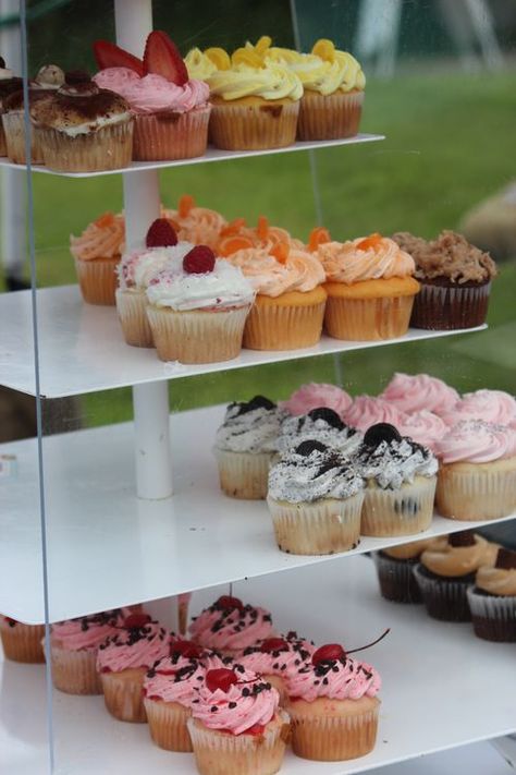 Food To Sell At Farmers Market, Farmers Market Cupcakes, Stall Decoration Ideas Fair, Market Displays Ideas, Business Booth Ideas, 60 Birthday Party Ideas, Bake Sale Displays, Display Cupcakes, Birthday Party Ideas Food