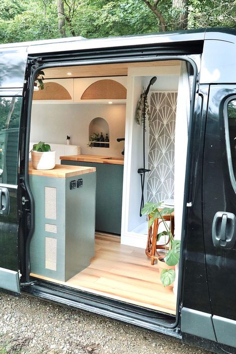 Van Makeover, Camper Vintage, Kombi Motorhome, Tiny House Camper, Tiny Home On Wheels, Kombi Home, Van Conversion Interior, Campervan Life, Build A Camper Van