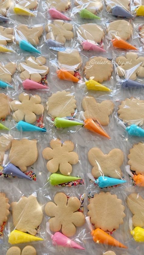 Celebrate by ML | How to pack small cookie kits tutorial 👩🏻‍🍳😋#packingorders #tutorial #cookiekit #partyfavors #celebratebyml #nyccookies | Instagram Best Selling Cookies Bake Sale, Treats For Sale Ideas, Sugar Cookie Kits For Kids, Baked Good Sale Packaging Ideas, Cookie Decorating Kits To Sell, Diy Cookie Stand, How To Sell Cookies Online, Cookies To Sell Ideas, How To Make Paint Your Own Cookies