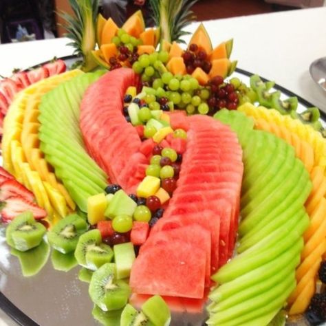 30 Tasty Fruit Platters for Just about Any Celebration ... Fruit Platter Designs, Healthy Halloween Snacks, Decorações Com Comidas, Fruit Displays, Veggie Tray, Party Platters, Fruit Dishes, Fruit Carving, Food Displays