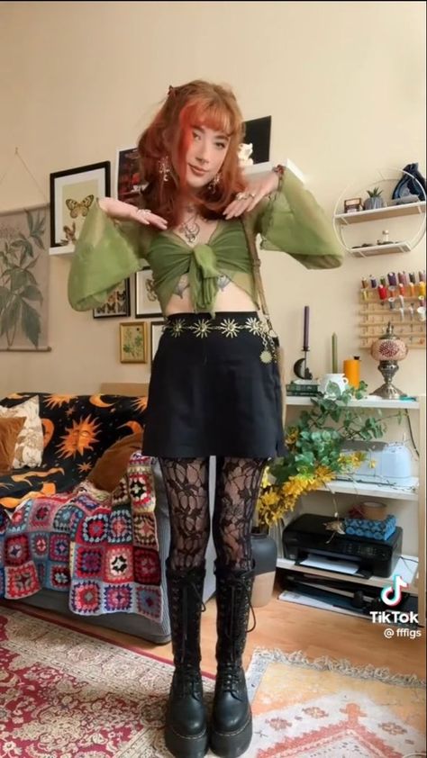 Phoebe Buffay Aesthetic, Cottage Core Autumn, 70s Fairy, Fairycore Outfit, Witchy Outfits, Fairy Outfit, Fairycore Cottage, Aesthetic Boho, Earthy Outfits