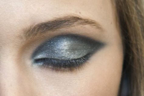 smokey eye Bridal Makeup For Blue Eyes, Blue Eye Makeup Tutorial, Eyeshadow For Brown Eyes, Beauty Tips For Face, How To Apply Eyeshadow, How To Apply Eyeliner, Kiss Makeup, Blue Makeup, Derek Lam