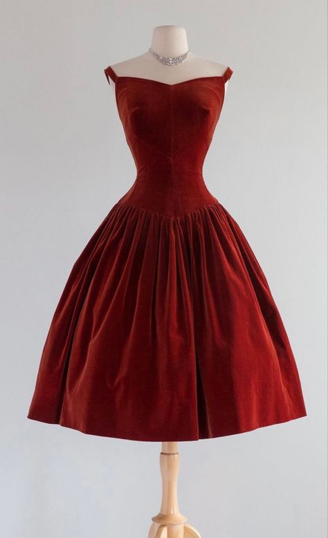 1950s Gowns Evening Dresses, Red Vintage Dresses, 1950s Red Dress, 80s Cocktail Dress, Bridesmaid Dresses Ideas, Vintage Red Dress, Long Gowns, Sequence Work, Grad Dresses