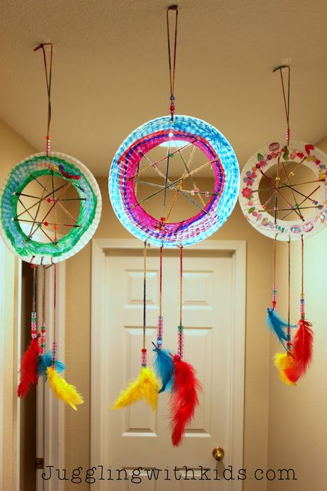 Make these beautiful paper plate dream catchers with your children to whisk away all their bad dreams.  #jugglingwithkids Dream Catcher For Kids, Dream Catcher Craft, Feather Crafts, Paper Plate Crafts, Plate Crafts, Craft Club, Beautiful Paper, Camping Crafts, Childrens Crafts