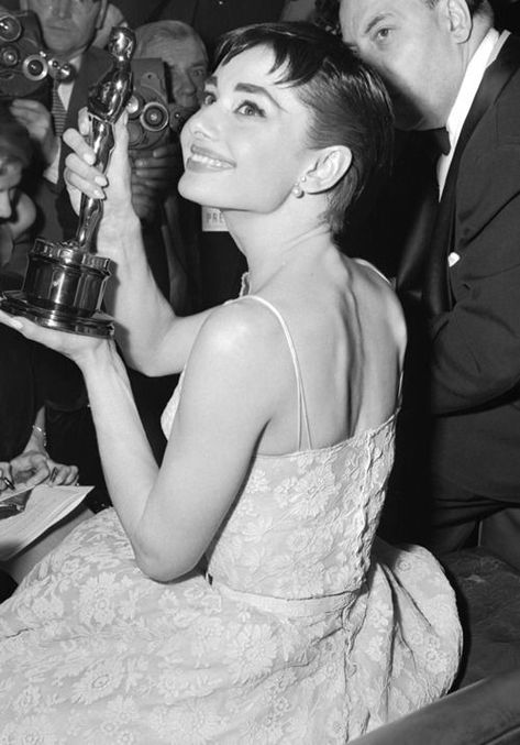 Audrey Hepburn Oscar, Audrey Hepburn Born, Best Actress Oscar, Audrey Hepburn Photos, Evelyn Hugo, Roman Holiday, My Fair Lady, Fair Lady, British Actresses