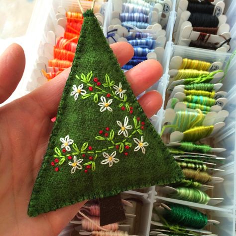 Fabric And Ink and Everyday Life: felt Christmas tree ornament Hanging Pumpkins, Jar Of Honey, Diy Felt Christmas Ornaments, Felt Puppets, Honey Ginger, Felt Christmas Stockings, Christmas Sewing Projects, Diy Christmas Ornaments Easy, Mini Stockings