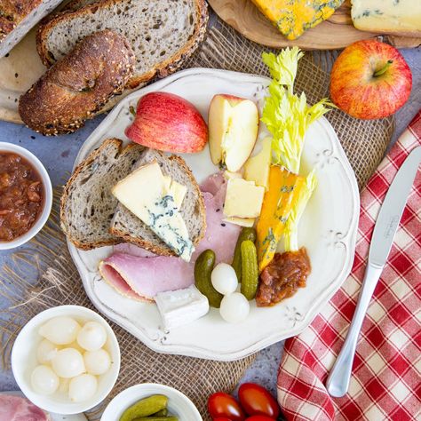 How to Make a Ploughman's Lunch Ploughmans Platter, Weekend Lunch Ideas, Ploughman's Lunch, Australian Recipes, Turkey Lunch Meat, Ploughmans Lunch, Irish Foods, Cultural Foods, Saturday Lunch