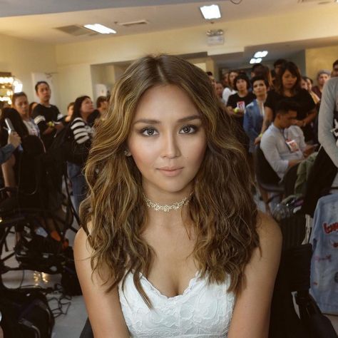 Balayage For Morena Skin, Barcelona Hairstyle, Kathryn Bernardo Hairstyle, Hair Color For Morena Skin, Hair Color For Tan Skin, Hair Color For Morena, Abs Cbn, Kathryn Bernardo, Ash Blonde Hair