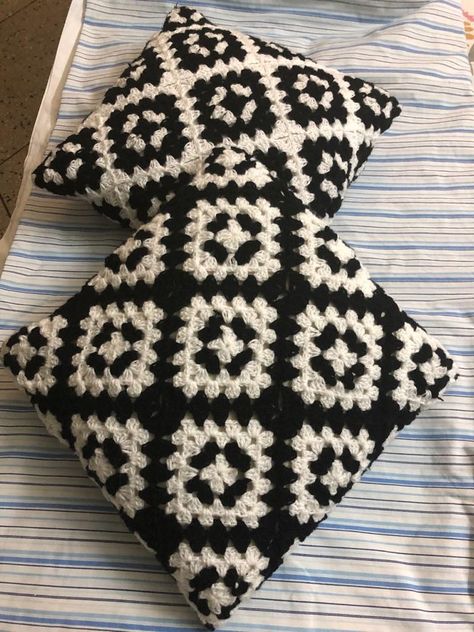 Black And White Crochet Ideas, Crochet Decor Ideas, Pillow Case Crochet, Knit Cushion Cover, Cushion Cover Crochet, Crochet Black And White, Crochet Pillow Case, Crocheted Pillows, Black White Crochet