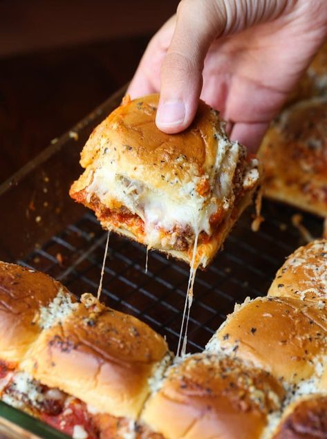 Chicken Parm Sliders, Parm Sliders, Pizza Sliders, Chicken Parmesan Sliders, Pizza Slider, Best Easy Dinner Recipes, Oven Baked Chicken Parmesan, Chicken Appetizers, Baked Chicken Parmesan