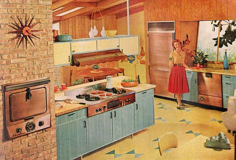 circa late 1950s - Minus that range hood - maybe updated to a more modern style, that copper front stuff is amazing! Vintage 1950s Kitchen, 50s Kitchen, Mcm Kitchen, 1950s Kitchen, 1950s House, Kitchen Tiles Design, Casa Vintage, Mid Century Modern Kitchen, Deco Retro