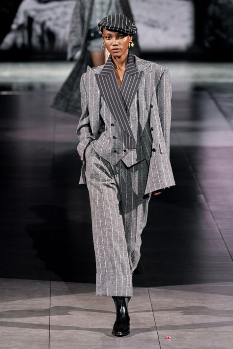 Dolce & Gabbana Herbst/Winter 2020-2021 Ready-to-Wear - Kollektion | Vogue Germany Jeans Trend, Woman Suit Fashion, Milano Fashion Week, Outfit Trends, Dolce E Gabbana, Vogue Fashion, Fashion Show Collection, Mode Vintage, Suit Fashion